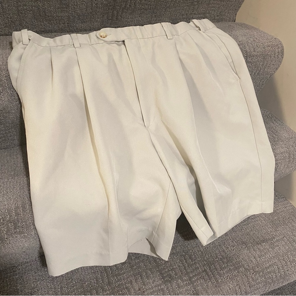 Berle Khaki Pleated Shorts Self Sizer Size 40 Regular Rise Microfiber